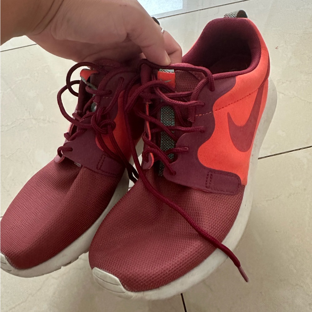 Nike Roshes size 7M / 8.5W